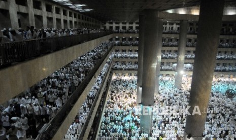  Ribuan peserta aksi 112 (12 Februari 2017) mengikuti Shalat Subuh Berjamaah di Masjid Istiqlal, Jakarta, Sabtu (11/2). 