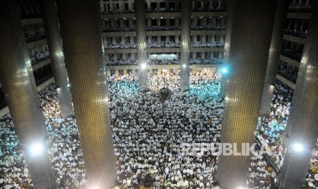 Ribuan peserta aksi 112 (12 Februari 2017) mengikuti Shalat Subuh Berjamaah di Masjid Istiqlal, Jakarta, Sabtu (11/2)