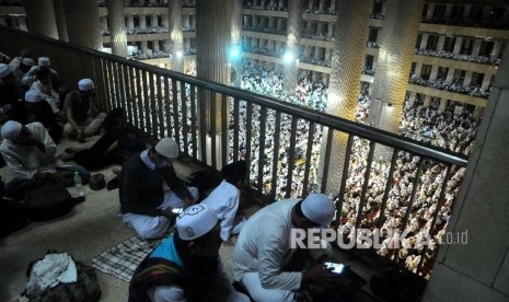 Ribuan peserta aksi 112 (12 Februari 2017) mengikuti Shalat Subuh Berjamaah di Masjid Istiqlal, Jakarta, Sabtu (11/2)