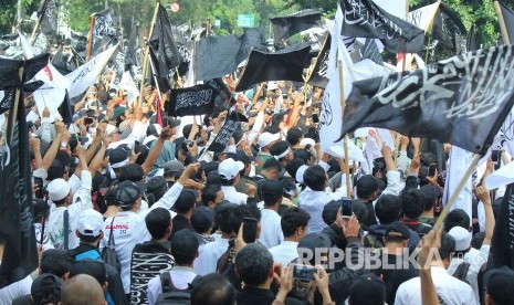 Ribuan massa mengikuti Aksi Damai Bela Kalimat Tauhid, di depan Gedung Sate, Kota Bandung, Jumat (26/10).