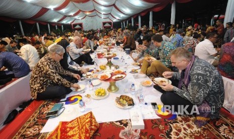 Ribuan peserta dan tamu Hari Pers Nasional (HPN) 2018 mengikuti tradisi makan Minangkabau yaitu 