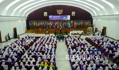 Ribuan peserta datang dari berbagai daerah di Indonesia pada Muktamar XI Seminar dan Lokakarya Nasional Wanita Islam, di Gedung Merdeka, Kota Bandung, Jumat (4/11).