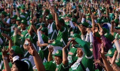 Ribuan peserta melakukan senam dansa osteoporosis pada puncak peringatan Hari Osteoporosis Nasional di Silang Monas, Jakarta Pusat, Minggu (3/11). Selain senam, peserta acara itu juga melakukan jalan sehat bersama untuk kesehatan tulang. ANTARA FOTO/FannyR