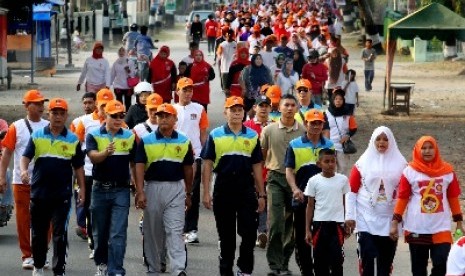 Ribuan peserta mengikuti jalan santai ketika kampanye pemilu damai di Lhokseumawe, Aceh, Minggu (9/3).