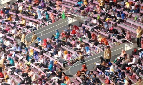  Ribuan peserta mengikuti ujian Calon Pegawai Negeri Sipil (CPNS) Kementerian Kesehatan di Stadion Gelora Bung Karno, Jakarta, Ahad (3/11).  (Republika/Rakhmawaty La'lang)