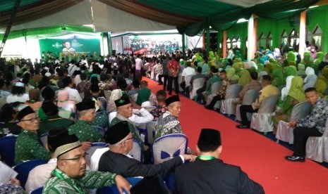 Ribuan peserta menunggu kehadiran Presiden RI Joko Widodo di acara Munas dan Kombes NU di Pesantren Miftahul Huda Al Azhar, Banjar, Jawa Barat, Rabu, (27/2). 