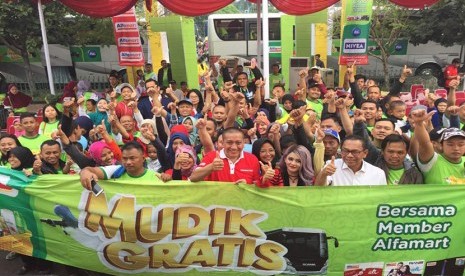 Ribuan peserta Mudik Asyik Alfamart dan P&G, tujuan Purwokerto, Solo, Yogyakarta, Surabaya, dan Semarang, diberangkatkan menggunakan moda transportasi bus dari Lapangan Theater Imax Keong Mas TMII, Jakarta, Kamis (22/6). 