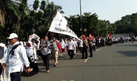 Ribuan peserta mulai memadati kawasan Lapangan Monas untuk melakukan aksi solidaritas Rohingya, Sabtu (16/9).