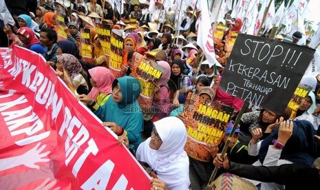 Massa yang tergabung dalam Koalisi Anti Korupsi Pertanahan (KAKP) melakukan aksi di depan gedung KPK, Jakarta, Selasa (11/2).   (Republika/ Wihdan)