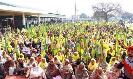 Ribuan petani dan perempuan Muslim melakukan unjuk rasa menentang RUU Kewarganegaraan India di Malerkotla, Punjab, India, Sabtu (1/2).