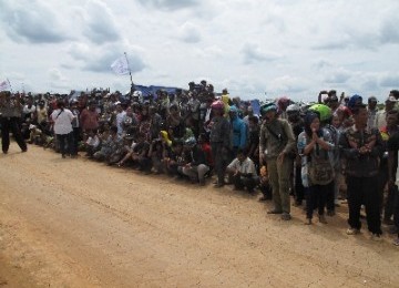 Ribuan petani Kabupaten Mesuji, Lampung, Ahad (18/12), menunggu kedatangan rombongan anggota Komisi III DPR RI di areal Hutan Register 45. 