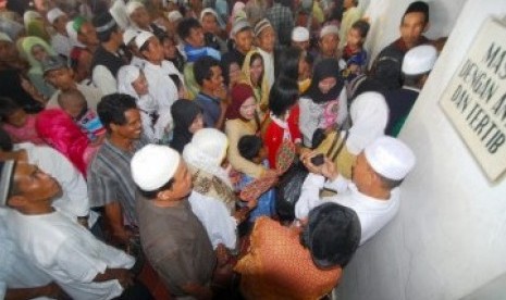 Ribuan peziarah dari berbagai daerah antre untuk masuk makam Sultan Kerajaan Banten, Syekh Maulana Yusuf, di kawasan Banten Lama, Serang, Banten, Selasa (26/7). Menjelang Ramadhan, jumlah peziarah melonjak tajam, bahkan ada juga yang datang dari Malaysia d