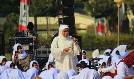 Ribuan Polisi Wanita (Polwan) mrngikuti kegiatan Istighosah Kubro di lapangan Mapolda Jatim, Surabaya, Ahad (1/9). Acara tersebyt juga dihadiri Gubernur Jatim Khofifah Indar Parawansa, dan Kapolda Jatim Irjen Pol. Luki Hermawan. 