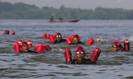 Ribuan prajurit Korps Marinir TNI Angkatan Laut berenang melintasi selat Madura, Surabaya, Jawa Timur, Rabu (13/4).