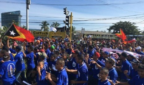 Ribuan rakyat Timor Leste menyerbu kantor Kedubes Australia di Dili.