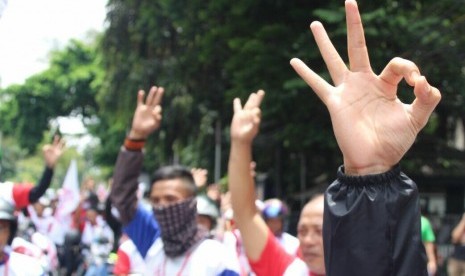 Ribuan relawan Anies Baswedan-Sandiaga Uno mengikuti acara 'Konvoi Bahagia Jilid 2' di Tugu Proklamasi, Menteng, Jakarta Pusat, Sabtu (4/2).