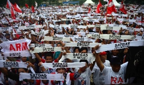 Ribuan relawan anti politik uang di Parkir Timur Senayan, Jakarta, Kamis (26/6).