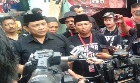 Ribuan relawan Ganjar-Mahfud serentak melakukan blusukan di DKI Jakarta untuk menyosialisasikan secara langsung pasangan Ganjar Pranowo-Mahfud MD ke masyarakat. Sosialisasi dilakukan para relawan dengan cara mendatangi satu per satu rumah warga di 256 titik kelurahan se-DKI Jakarta, Ahad (5/11/2023). 