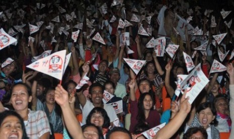 Ribuan relawan mengibarkan bendera saat deklarasi dukungan relawan Demi Indonesia di Bogor, Jabar, Sabtu (31/5). Sebanyak 10 ribu relawan Dahlan Iskan yang tergabung dalam Demi Indonesia dari berbagai daerah mendukung calon Presiden dan Wakil Presiden, Jok