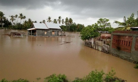 Ribuan rumah terendam banjir di Kota Bima, Kabupaten Bima dan Kabupaten Sumbawa Provinsi Nusa Tenggara Barat pada Rabu (21/12) pukul 03.00 WITA.