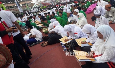  Ribuan santri asal Sidoarjo mengikuti kegiatan ngaji kitab kuning bersama dalam rangka memperingati Hari Santri di GOR Delta Sidoarjo, Jalan Pahlawan, Magersari, Sidoarjo, Ahad (22/10).