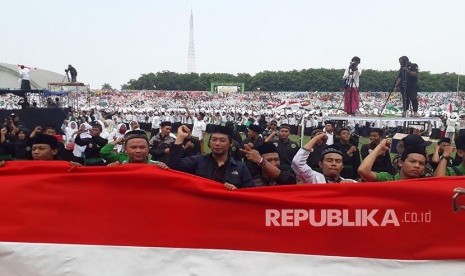  Ribuan santri mengikuti kegiatan ngaji kitab kuning bersama.