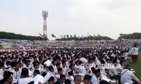  Ribuan santri asal Sidoarjo mengikuti kegiatan ngaji kitab kuning bersama dalam rangka memperingati Hari Santri di GOR Delta Sidoarjo, Jalan Pahlawan, Magersari, Sidoarjo, Ahad (22/10).