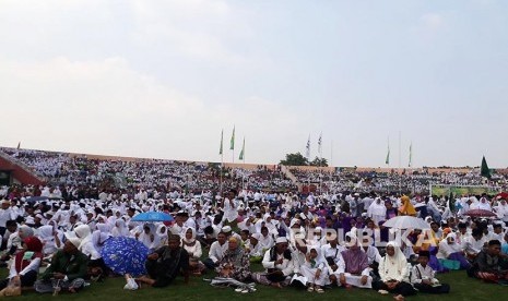  Ribuan santri asal Sidoarjo mengikuti kegiatan ngaji kitab kuning bersama dalam rangka memperingati Hari Santri di GOR Delta Sidoarjo, Jalan Pahlawan, Magersari, Sidoarjo, Ahad (22/10).