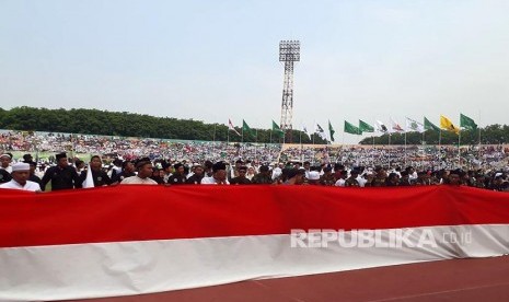  Ribuan santri asal Sidoarjo mengikuti kegiatan ngaji kitab kuning bersama dalam rangka memperingati Hari Santri di GOR Delta Sidoarjo, Jalan Pahlawan, Magersari, Sidoarjo, Ahad (22/10).