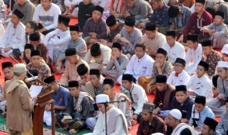 ribuan santri dan guru daarul quran menggelar shalat istisqa dan doa buat korban bencana asap