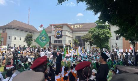 Ribuan santri dari berbagai pondok pesantren di Daerah Istimewa Yogyakarta berkumpul di halaman Kepolisian Daerah (Polda) DIY untuk menggelar aksi damai menuntut keadilan dan perlindungan bagi santri di tengah maraknya kasus kekerasan dan peredaran minuman keras (miras), Selasa (29/10/2024).