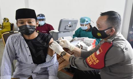 Ribuan santri dari tiga pondok pesantren di Kabupaten Cirebon, mengikuti Vaksinasi Merdeka, pada 6 – 7 September 2021. Yakni, Pondok Pesantren Gedongan, Khas Kempek dan Buntet Pesantren. 