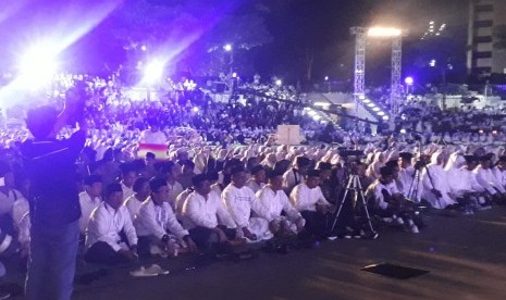 Perbaguslah Bacaan Shalawat Kita. Foto: Ribuan santri melantunkan shalawat di Malam Puncak Hari Santri atau Santriversary 2019 yang digelar di Taman Lapangan Banteng, Jakarta Pusat, Senin (21/10) malam.