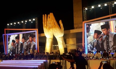 Ribuan santri melantunkan shalawat di Malam Puncak Hari Santri atau Santriversary 2019 yang digelar di Taman Lapangan Banteng, Jakarta Pusat, Senin (21/10) malam.