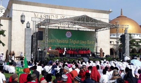 Ribuan santri memenuhi Alun-alun Bandung memperingati Hari Santri Nasional tingkat Jawa Barat, yang dihadiri Gubernur Jawa Barat Ahmad Heryawan, Kamis (26/10)