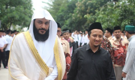  ribuan santri pondok pesantren tahfizh daarul quran, ketapang, tangerang, menyambut kedatangan syeikh abdurrahman al-ausy, imam sekaligus pakar Alquran asal Timur Tengah, Rabu (11/10) 