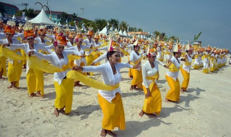 Ribuan seniman menampilkan Tari Rejang masal dalam rangkaian Festival Nusa Penida 2017 di Pantai Mahagiri, Nusa Penida, Bali, Rabu (6/11). 