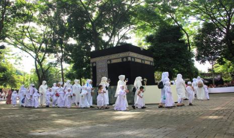 Ribuan siswa dan siswi pendidikan usia dini atau Raudhatul Athfal (RA) se-Kota Bogor mengikuti kegiatan manasik haji di The Jungle Waterpark Bogor. Rangkaian acara berlangsung selama tiga hari pada Selasa-Kamis (4/10-6/10/2022). 9.000 Siswa Raudhatul Athfal se-Kota Bogor Ikuti Manasik Haji