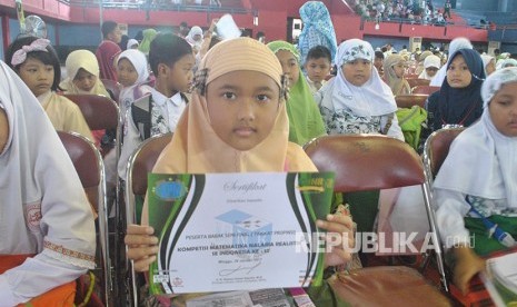  Ribuan siswa mengikuti babak semi final Kompetisi Matematika Nalaria Realistik (KMNR) di GOR UNESA, Jl Lidah Wetan, Surabaya, Ahad (29/1).