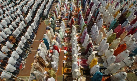 Ribuan siswa SMAN 5 Tasikmalaya melakukan shalat minta hujan (Istisqa) di lapangan Sekolah di Jalan Pentapel, Kota Tasikmalaya, Jawa Barat, Jumat (16/10).