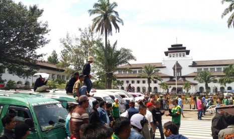 Ribuan sopir angkutan kota (angkot) dan taksi Kota Bandung menggelar aksi mogok massal dan unjuk rasa di depan Gedung Sate, Jalan Diponegoro, Kamis (9/3).