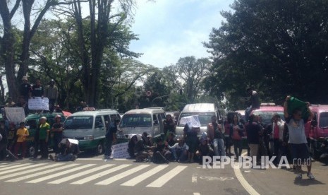 Ribuan sopir angkutan kota (angkot) dan taksi Kota Bandung menggelar aksi mogok massal dan unjuk rasa di depan Gedung Sate, Jalan Diponegoro, Kamis (9/3).