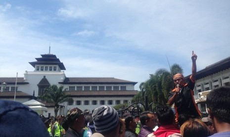 Ribuan sopir angkutan kota (angkot) dan taksi Kota Bandung menggelar aksi mogok massal dan unjuk rasa di depan Gedung Sate, Jalan Diponegoro, Kamis (9/3).