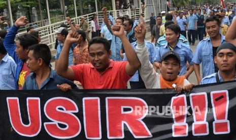 Ribuan sopir angkutan umum melakukan aksi di depan Balai Kota DKI Jakarta, Senin (14/3). 