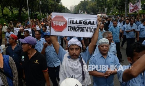 Ribuan sopir angkutan umum melakukan aksi di depan Balai Kota DKI Jakarta, Senin (14/3).