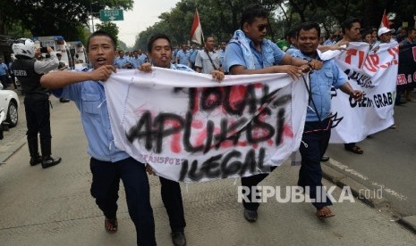 Ribuan sopir angkutan umum melakukan aksi di depan Balai Kota DKI Jakarta, Senin (14/3). 