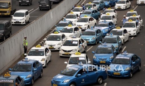 Ribuan sopir taksi melakukan aksi di depan DPR, Jakarta, Selasa (22/3). 