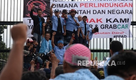 Ribuan sopir taksi melakukan aksi di depan DPR, Jakarta, Selasa (22/3). 