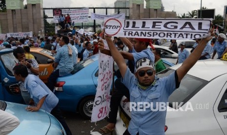 Ribuan sopir taksi melakukan aksi di depan DPR, Jakarta, Selasa (22/3).