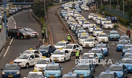 Ribuan sopir taksi melakukan aksi di depan DPR, Jakarta, Selasa (22/3).